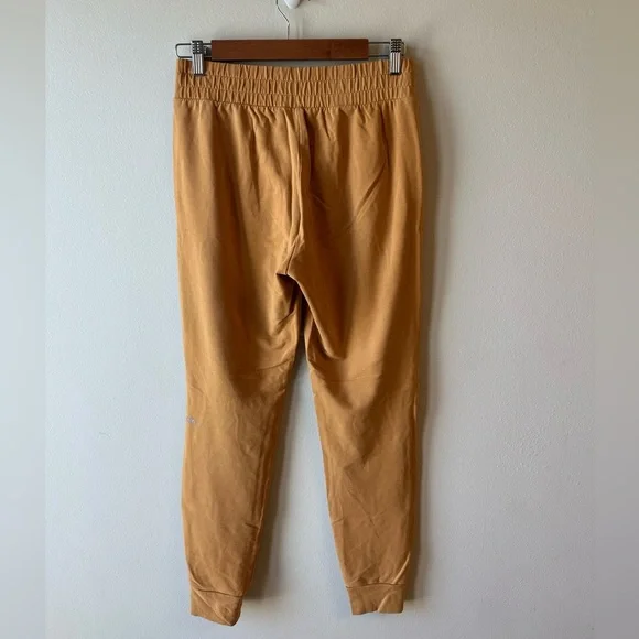 ALO Yoga Women’s Camel Joggers - Picture 2 of 4